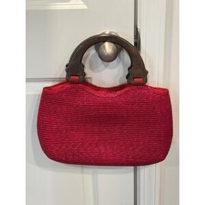 Red woven raffia handbag with wooden handles